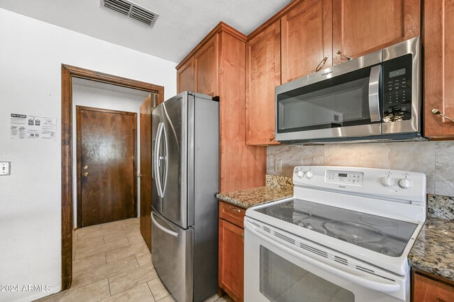 Building Photo - 2412 W Temple St