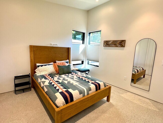 Building Photo - 1910 Raymond Ln