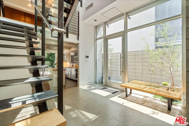 Building Photo - 720 Brooks Ave