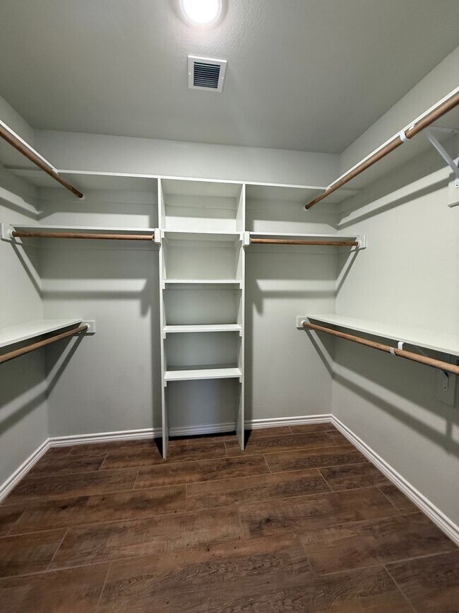 Building Photo - Beautiful modern farmhouse with 5 bedrooms...