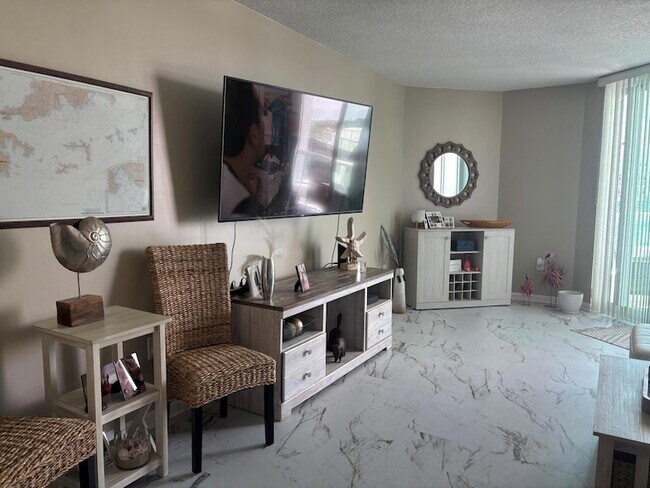 Building Photo - 401 SW 4th Ave