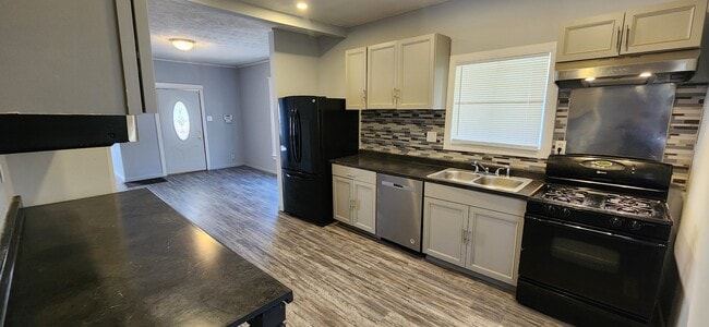 Building Photo - 115 E Conron Ave