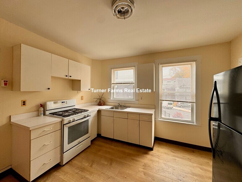 Primary Photo - 144 Hillside St