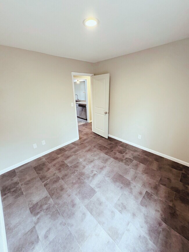 Building Photo - Open ranch home on a culdesac