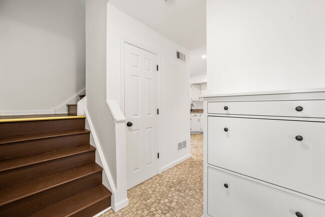 Building Photo - 302 Pinebrooke Cir