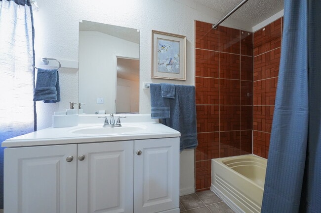 Building Photo - Modern 2-Bedroom/2 Bath Home