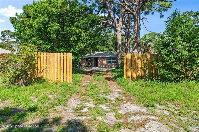 Building Photo - 935 S Tropical Trail