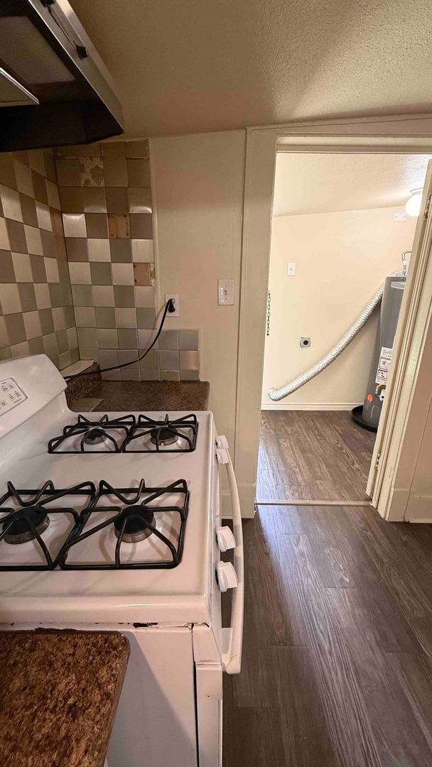 Building Photo - 4 Bedroom/2 Bath Home- Walking distance to...