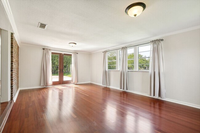 Building Photo - BEAUTIFUL 4-BEDROOM IN SUNSHINE ESTATES