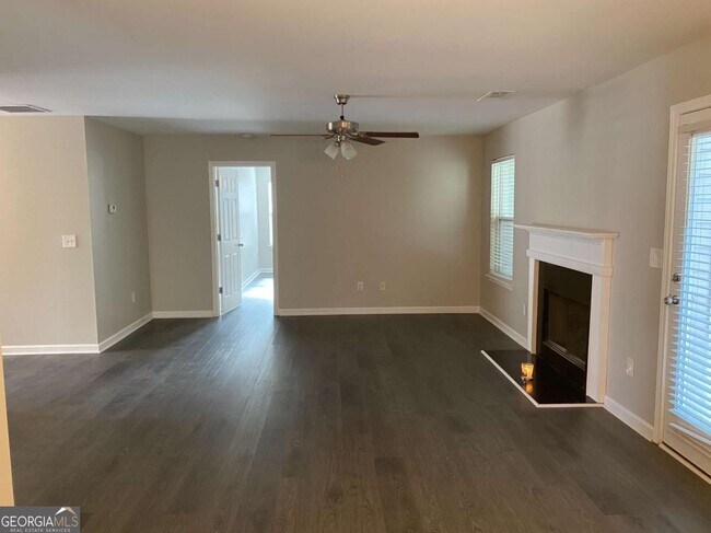 Building Photo - 701 Walnut Woods Dr