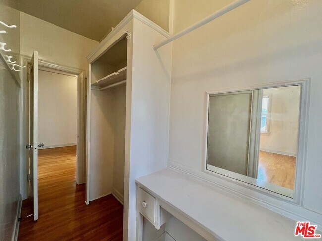 Building Photo - 145 N Sycamore Ave