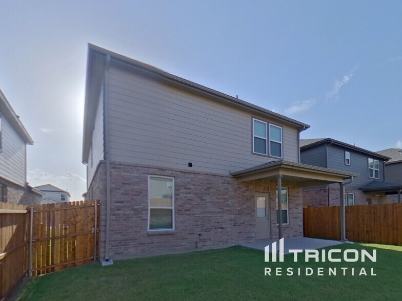 Building Photo - 2415 Carlow Ln