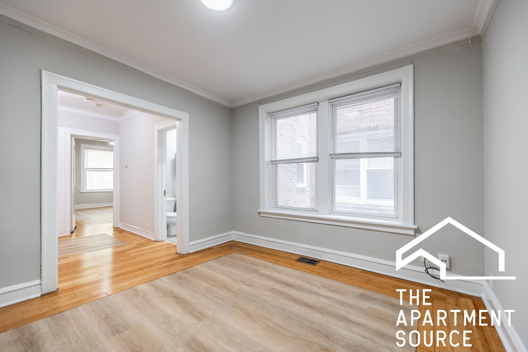 Building Photo - 6304 N Oakley Ave