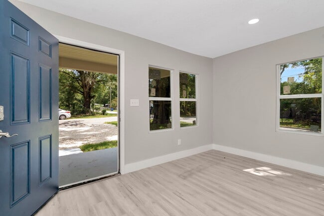 Building Photo - 1617 E Linden Ave