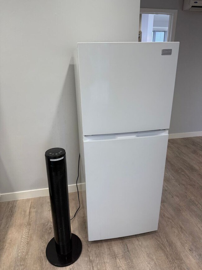 Building Photo - Studio Apartment -Open House  Tuesday the 17th at 5pm