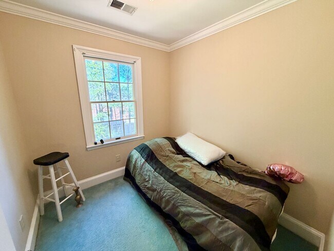 Building Photo - 525 Meadow Brook Dr