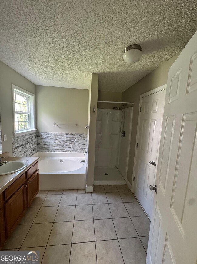 Building Photo - 520 Millbrook Villa Dr