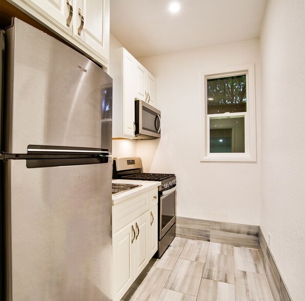 Building Photo - 1351 Eastshore Dr