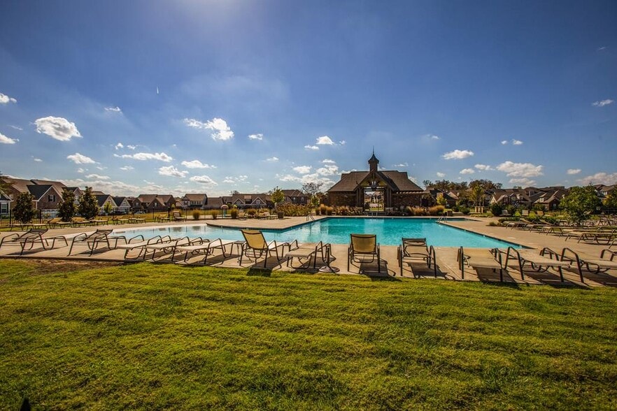 Resort-Style zero entry Pool! - 1608 Hampshire Plz
