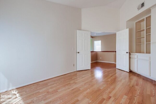 Building Photo - Lovely 3Bdm 2Ba Patio Home Located in the ...