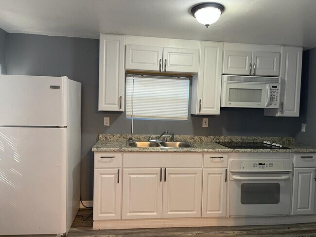 Building Photo - 2524 Hiland St