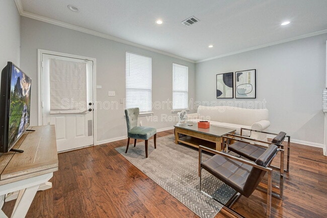 Building Photo - 921 Kern St