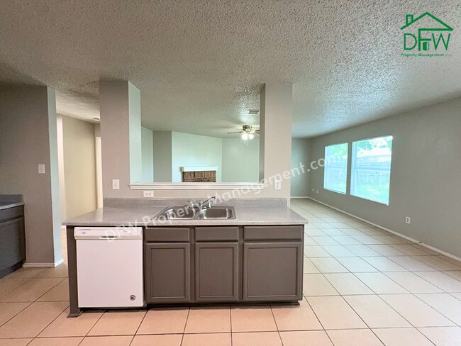 Building Photo - Spacious 4-Bedroom Home with Fireplace & Large Backyard in SW Fort Worth