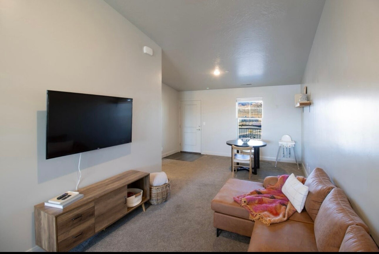 Building Photo - 128 N Lone Rock Dr