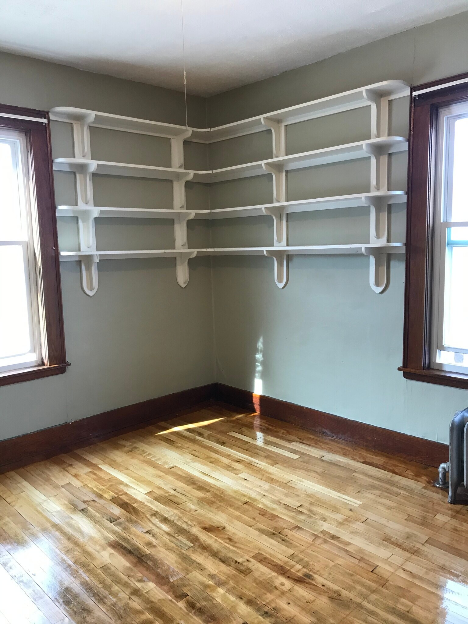 Building Photo - 527 Champlain St