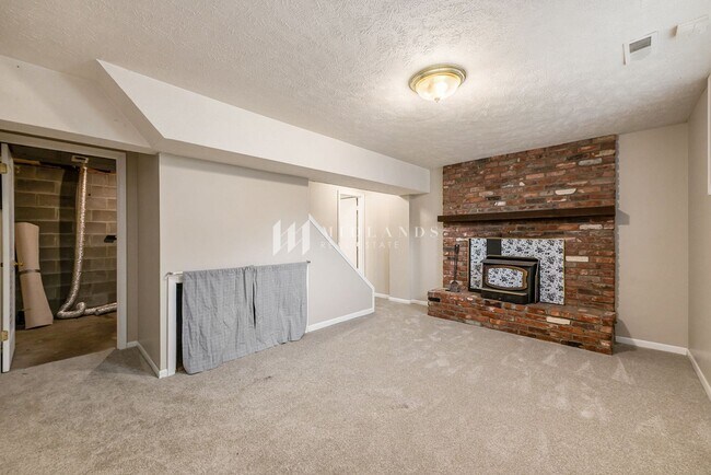 Building Photo - 3 Bedroom Bellevue Home