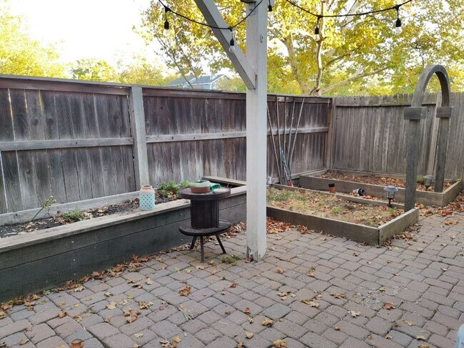 Building Photo - 2304 Halsey Cir