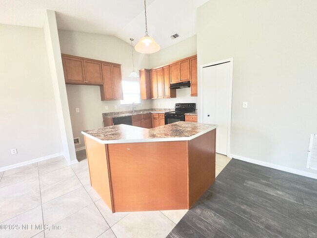 Building Photo - 8475 Seton Ct