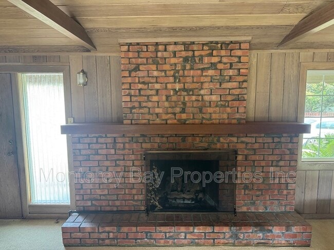 Building Photo - 711 Riverview Dr