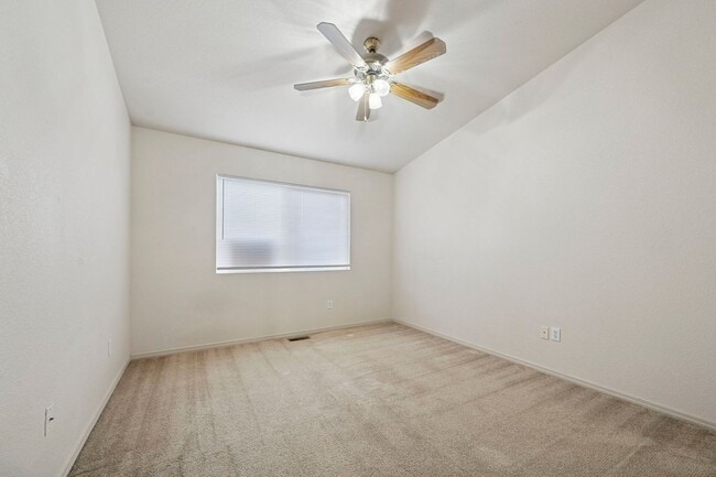 Building Photo - Wonderful End-unit townhome that backs to beautiful open space!