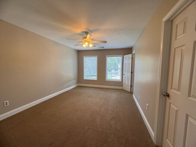 Building Photo - Stunning 5 Bedroom 4 Bath Home with 3 Car ...