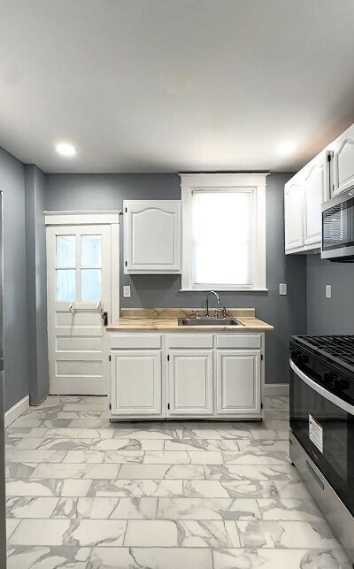 Building Photo - 5838 Fernwood St