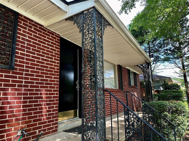Building Photo - 1009 Rosedale Dr