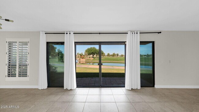 Building Photo - 7500 N Vía Camello Del Sur