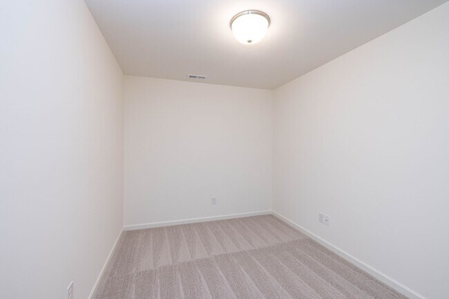 Building Photo - 465 Kinnerton Pl