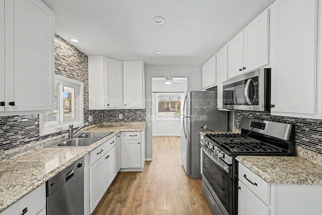 Building Photo - 462 S 80th Pl