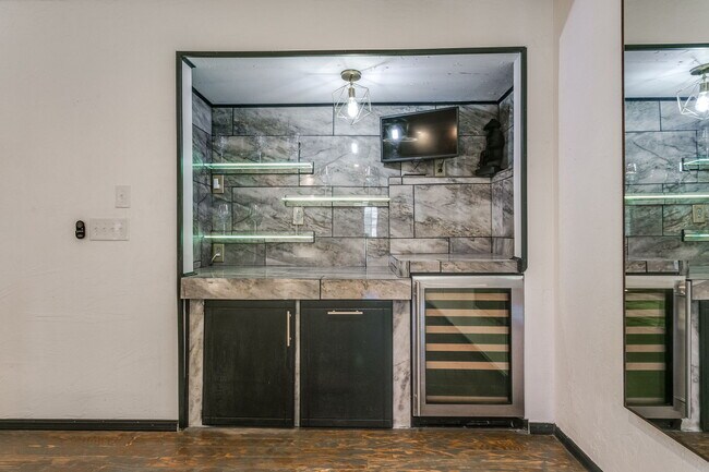 Building Photo - 1521 E Main St