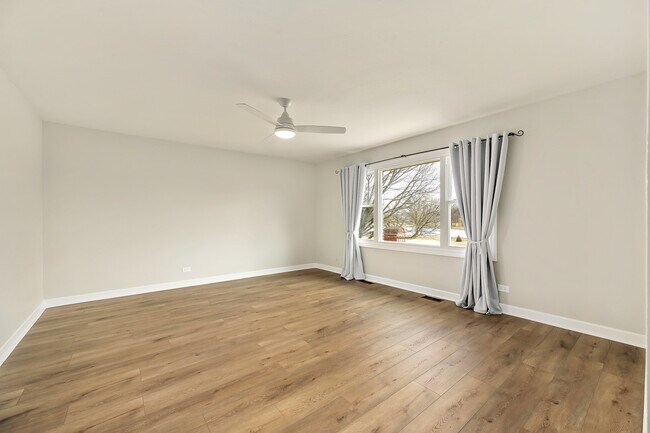 Building Photo - 887 Braintree Ln