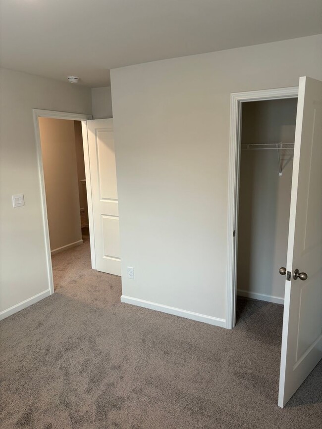 Building Photo - Brand New End-Unit Townhome in Charlotte!