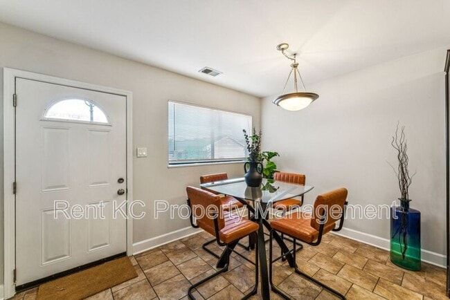 Building Photo - 530 W 10th St