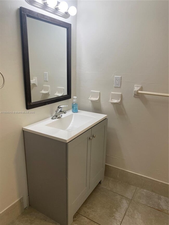 Building Photo - 13868 SW 90th Ave