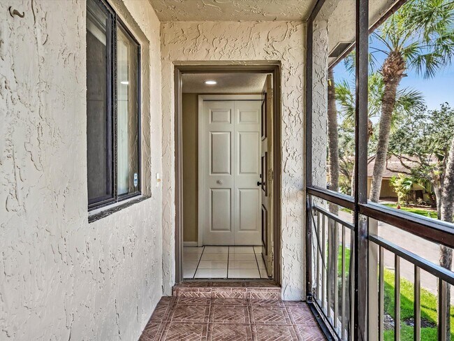 Building Photo - 16252 Laurel Dr