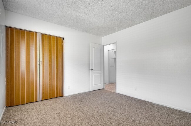 Building Photo - 6211 Meadow Brook Ln
