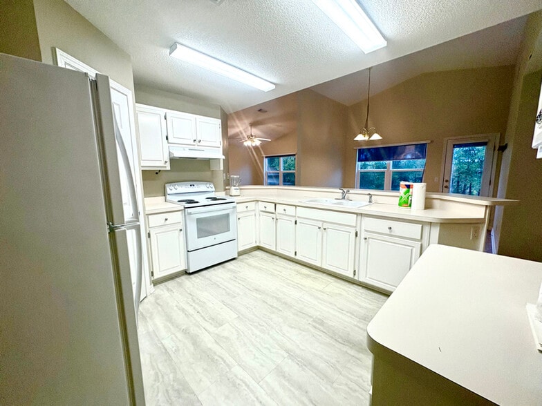 Building Photo - 6879 Cedar Ridge Cir