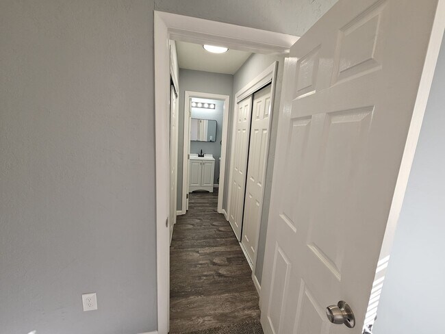 Building Photo - 707 NW Arlington Ave