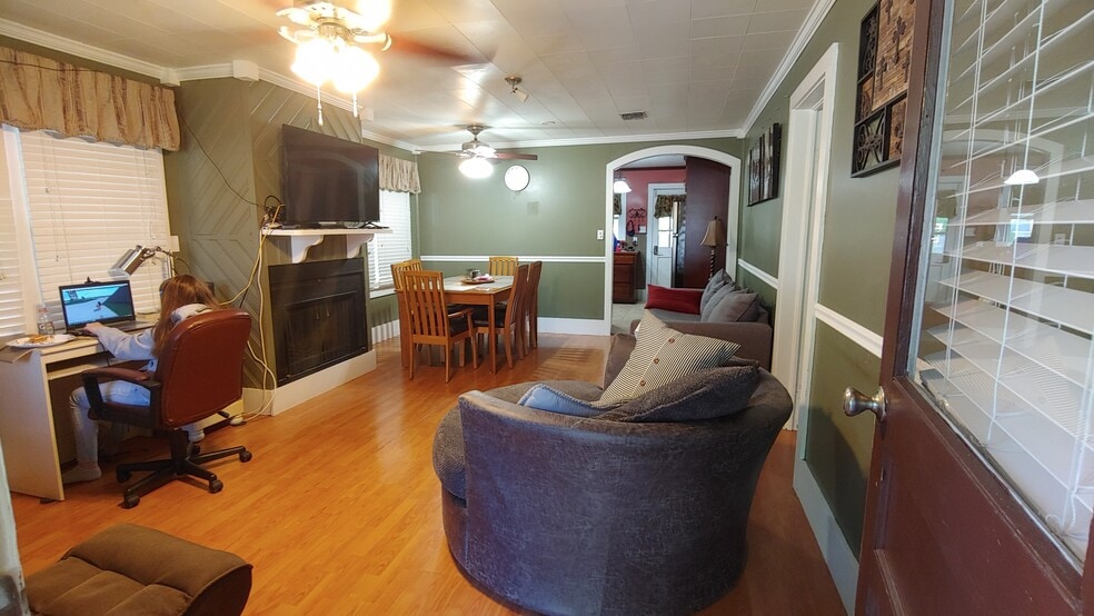 living/dining area, view from front door - 708 Vincent St